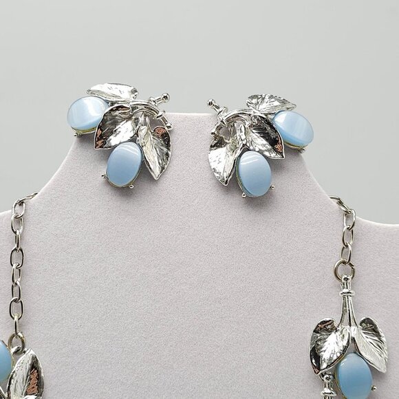 Vintage Silver Tone Blue Thermoset Leaf Necklace Clip-On Earrings Set - Picture 2 of 8